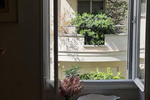 Interior - Central Athenian Maison, with Acropolis Views (Athina)