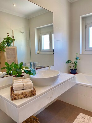 Asciugacapelli, bidet, asciugamani, sapone