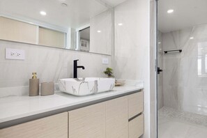 Shower, hair dryer, towels - Ocean Eleven | Beachfront Studio with Parking (Carolina)