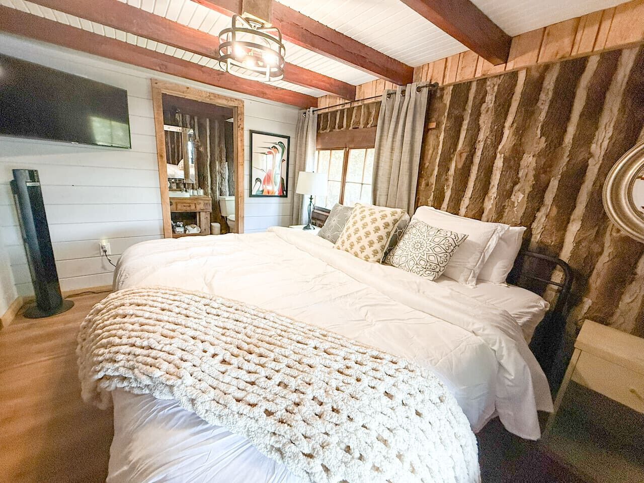 4 slaapkamers, een bureau, een strijkplank/strijkijzer, reisbedje