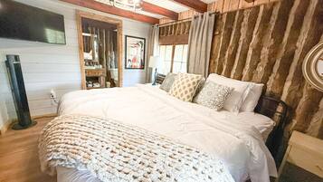 4 slaapkamers, een bureau, een strijkplank/strijkijzer, reisbedje