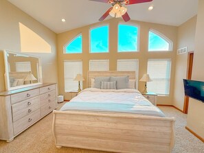 Een bureau, een strijkplank/strijkijzer, reisbedje, gratis wifi