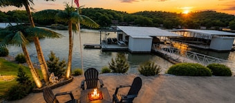 Lakefront 5BD/3BA/Dock/Firepit/Pet Friendly-17PP