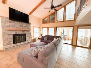 Smart TV y chimenea 