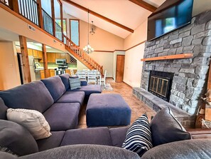 Smart TV, chimenea y libros 