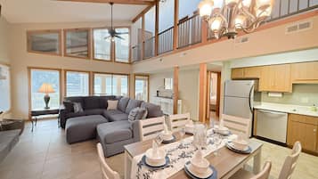 Una Smart TV, una chimenea, una oficina