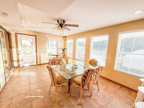 Dining - Lakeftont 4BD/3BA/Grill/Decks/Quiet Cove-12PP (Camdenton)