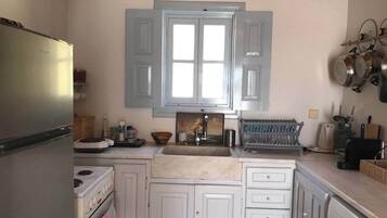 Refrigerador, horno, lavavajillas, cafetera/tetera