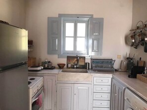 Refrigerador, horno, lavavajillas, cafetera/tetera