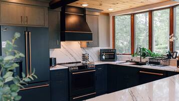 Frigorifero, microonde, forno, piano cottura