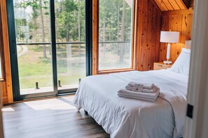 4 bedrooms, iron/ironing board, travel crib, WiFi - Modern Bayfront Escape with Sweeping Water Views (White Stone)