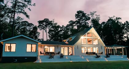 Modern Bayfront Escape with Sweeping Water Views