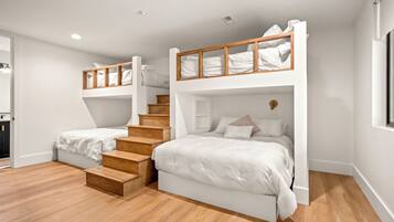 4 bedrooms, desk, iron/ironing board, free WiFi