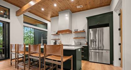 Peaceful Lake Front Retreat: Sleeps 14, Pet & Family Friendly Near TIEC