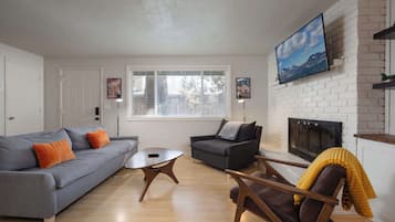聯排別墅, 2 張加大雙人床, 露台, 花園景 (Orchard Park Retreat) | 客廳 | 42 吋平面電視連數碼電視頻道