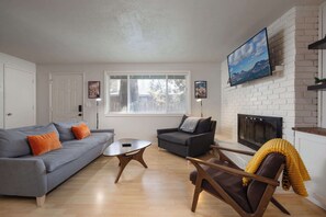 Resortwoning, 2 queensize bedden, patio, uitzicht op tuin (Orchard Park Retreat) | Woonruimte | Een 42-inch flatscreentelevisie met digitale zenders