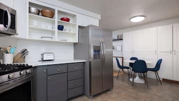 Maison mitoyenne, 2 grands lits, patio, vue jardin (Orchard Park Retreat) | Cuisine privée | Réfrigérateur, micro-ondes, four, plaque de cuisson