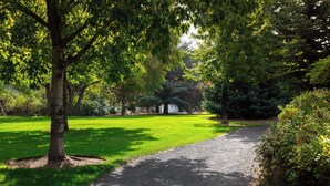 A pathway through a park with trees and grass. - 10min to Downtown Bend Chic 2bdr (Bend)