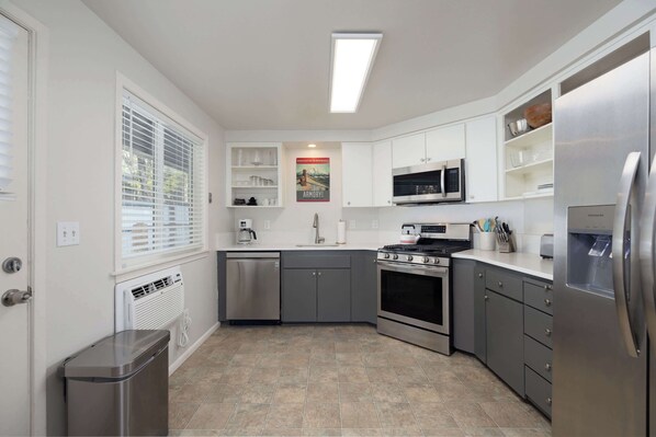 Townhouse, 2 queensize-senger, terrasse, hageutsikt (Orchard Park Retreat) | Eget kjøkken | Kjøleskap, mikrobølgeovn, ovn og kokeplater