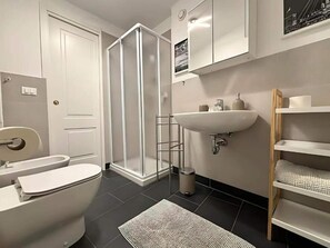 Hair dryer, towels - Palazzo Lomellini Historic Retreat (Genova)