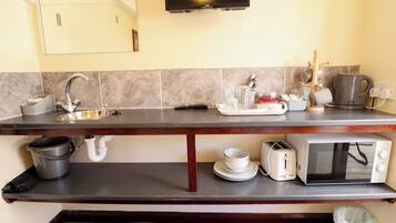 Cottage | Private kitchen | Cookware/dishes/utensils