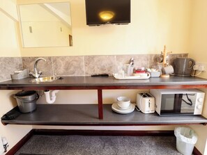 Cottage | Private kitchen | Cookware/dishes/utensils