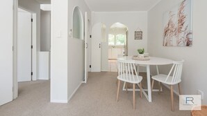 Dining - Striking Coastal Retreat in Heart of St Heliers (Auckland)