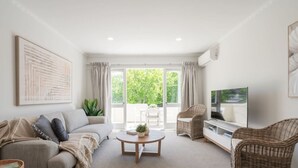 Smart TV - Striking Coastal Retreat in Heart of St Heliers (Auckland)