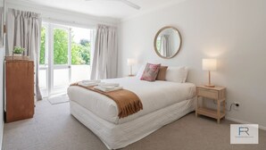 3 bedrooms, desk, iron/ironing board, free WiFi - Striking Coastal Retreat in Heart of St Heliers (Auckland)