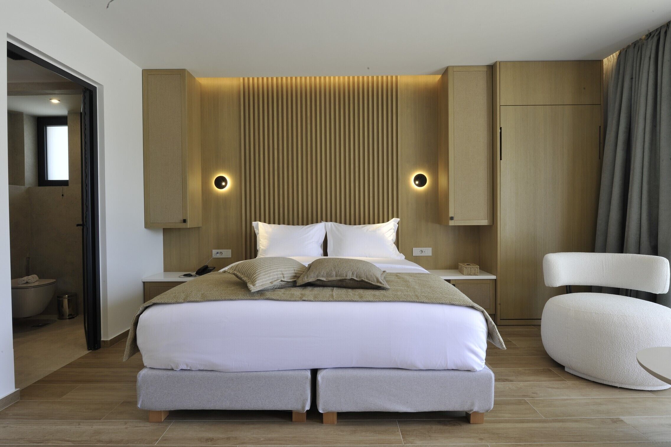 Minibar, caja fuerte, escritorio y espacio para trabajar con un portátil