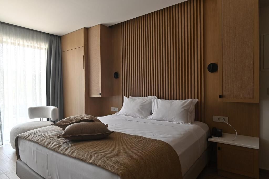 Suite ejecutiva, balcón, vistas al jardín | Minibar, caja fuerte, escritorio y espacio para trabajar con un portátil