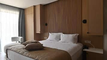 Suite ejecutiva, balcón, vistas al jardín | Minibar, caja fuerte, escritorio y espacio para trabajar con un portátil