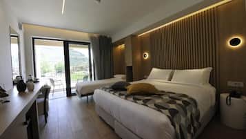 Habitación Deluxe con 1 cama doble o 2 individuales, balcón, vistas al jardín | Minibar, caja fuerte, escritorio y espacio para trabajar con un portátil