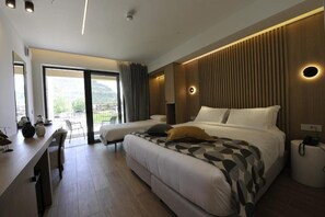 Deluxe dubbelrum eller tvåbäddsrum - balkong - utsikt mot trädgården | Minibar, värdeförvaringsskåp på rummet och skrivbord