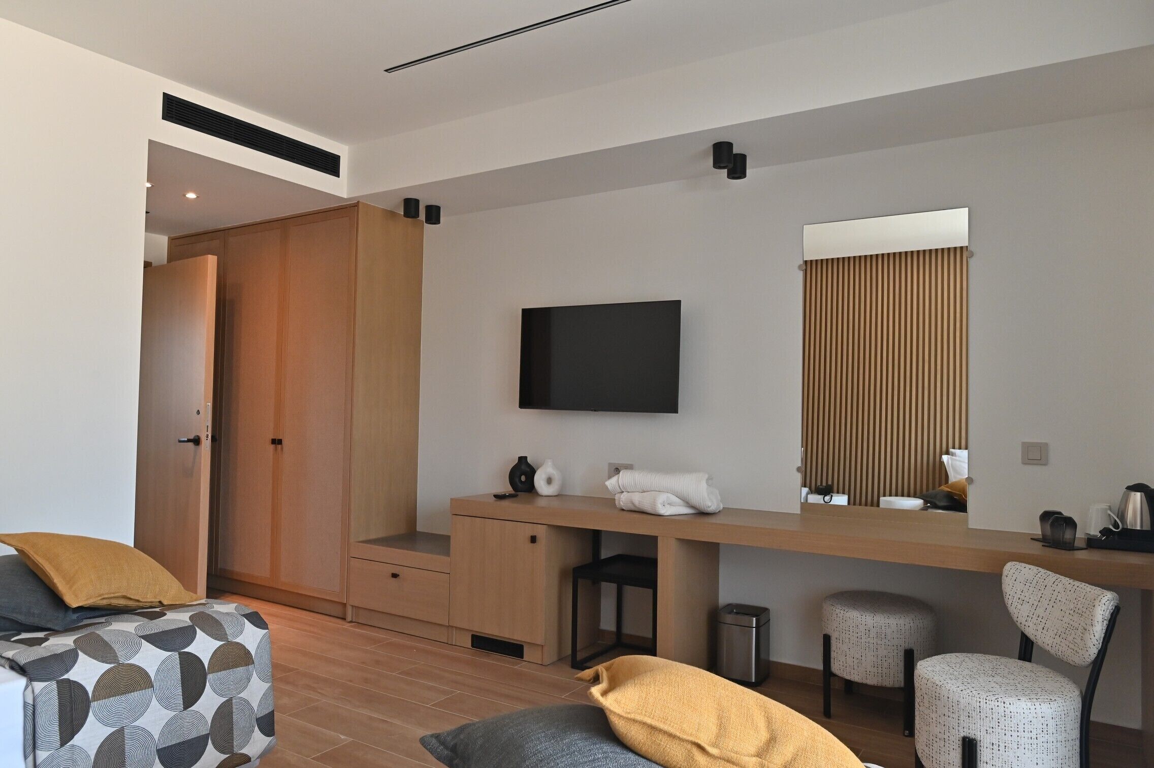 Accessible Deluxe Double or Twin Room, Balcony, Garden View | Minibar, in-room safe, desk, laptop workspace