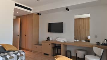 Accessible Deluxe Double or Twin Room, Balcony, Garden View | Minibar, in-room safe, desk, laptop workspace