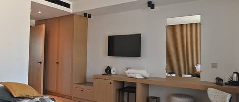 Accessible Deluxe Double or Twin Room, Balcony, Garden View | Minibar, in-room safe, desk, laptop workspace