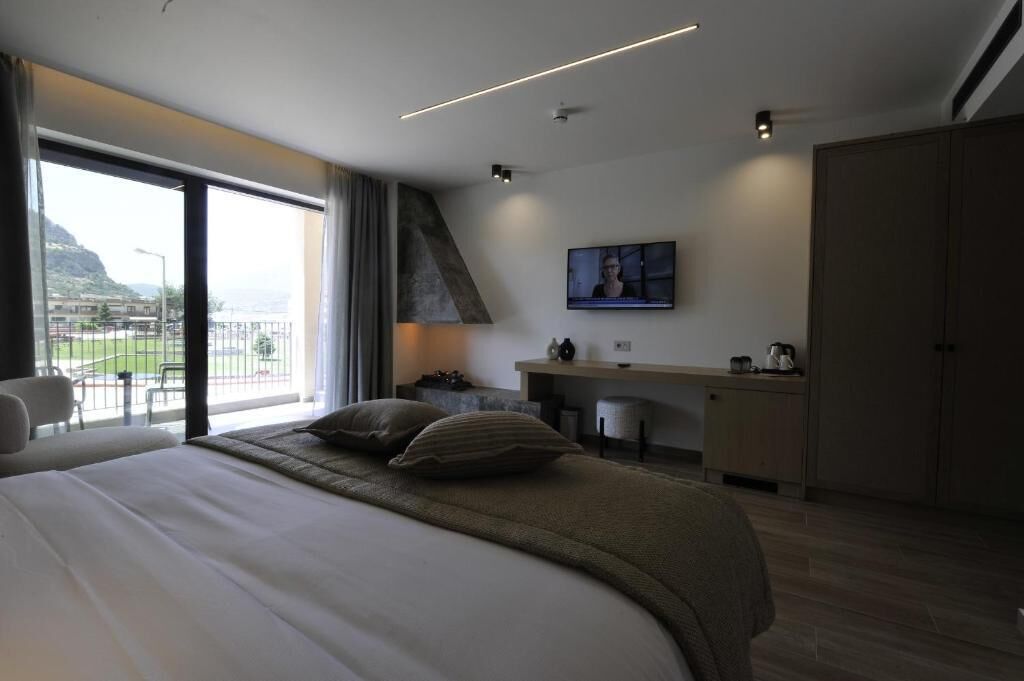 Executive Suite, Balcony, Garden View | Minibar, in-room safe, desk, laptop workspace