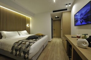 Minibar, in-room safe, desk, laptop workspace - TERRA VINUM (Nemea)