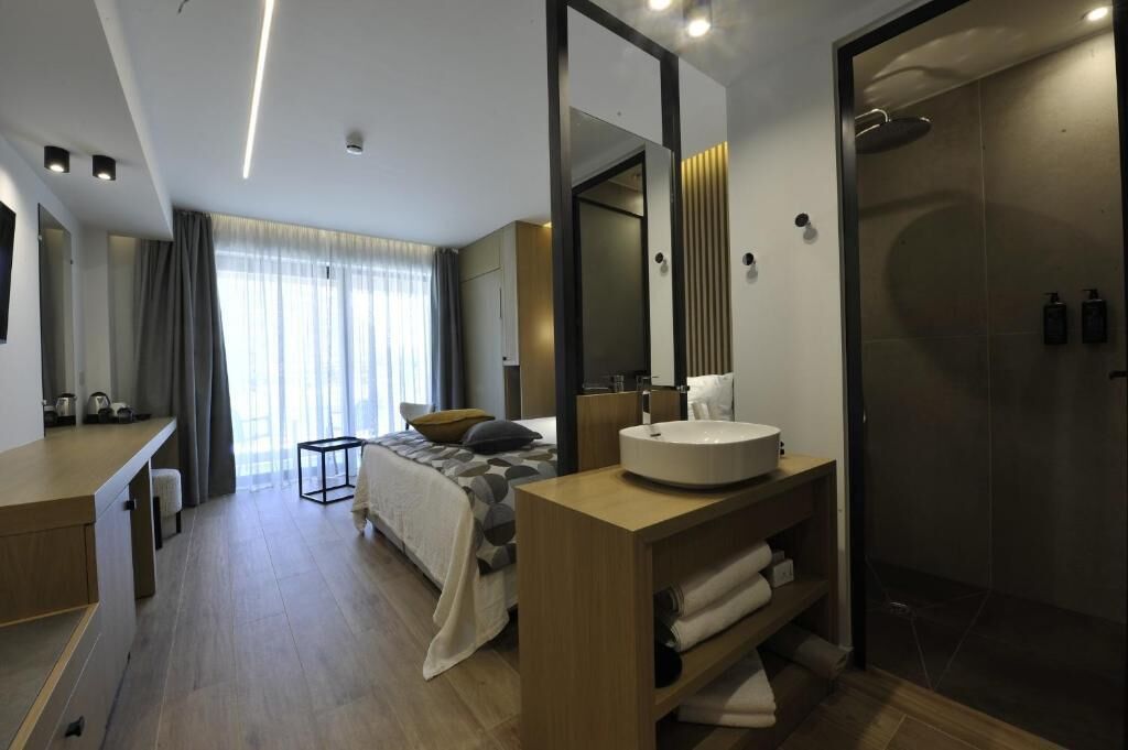 Minibar, in-room safe, desk, laptop workspace