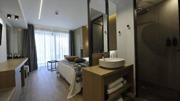 Minibar, in-room safe, desk, laptop workspace