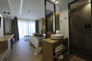 Minibar, in-room safe, desk, laptop workspace