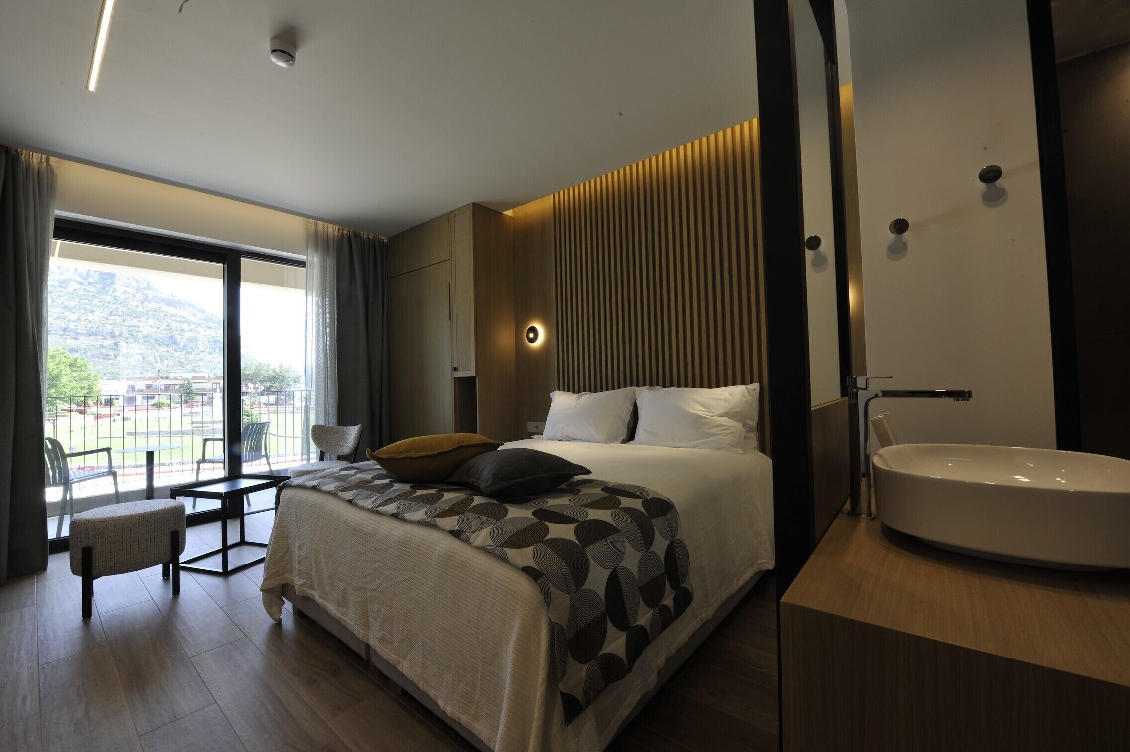 Minibar, caja de seguridad en la habitación y escritorio 