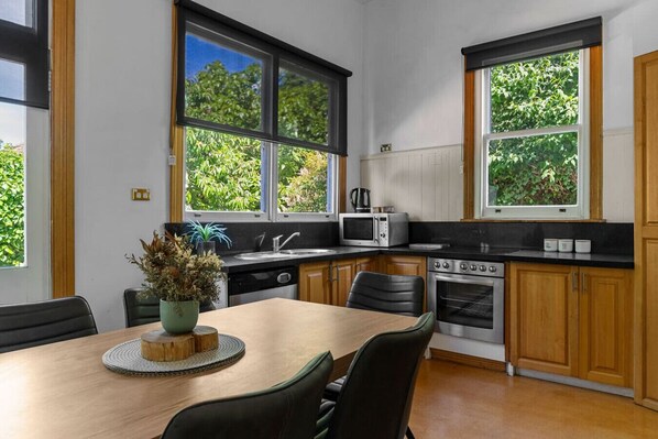 冰箱、微波炉、烤箱、炉灶