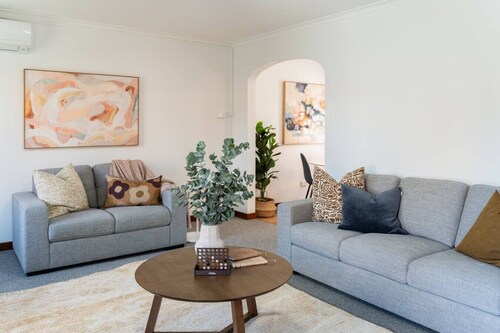 Central Cosy Townhouse + Parking