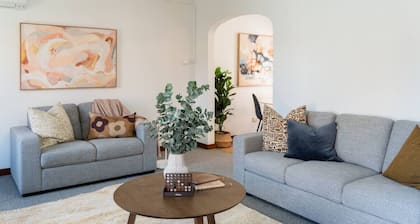 Central Cosy Townhouse + Parking