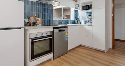 Central Cosy Townhouse + Parking