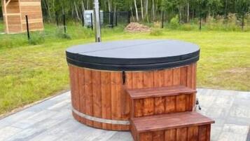 Bañera de hidromasaje al aire libre