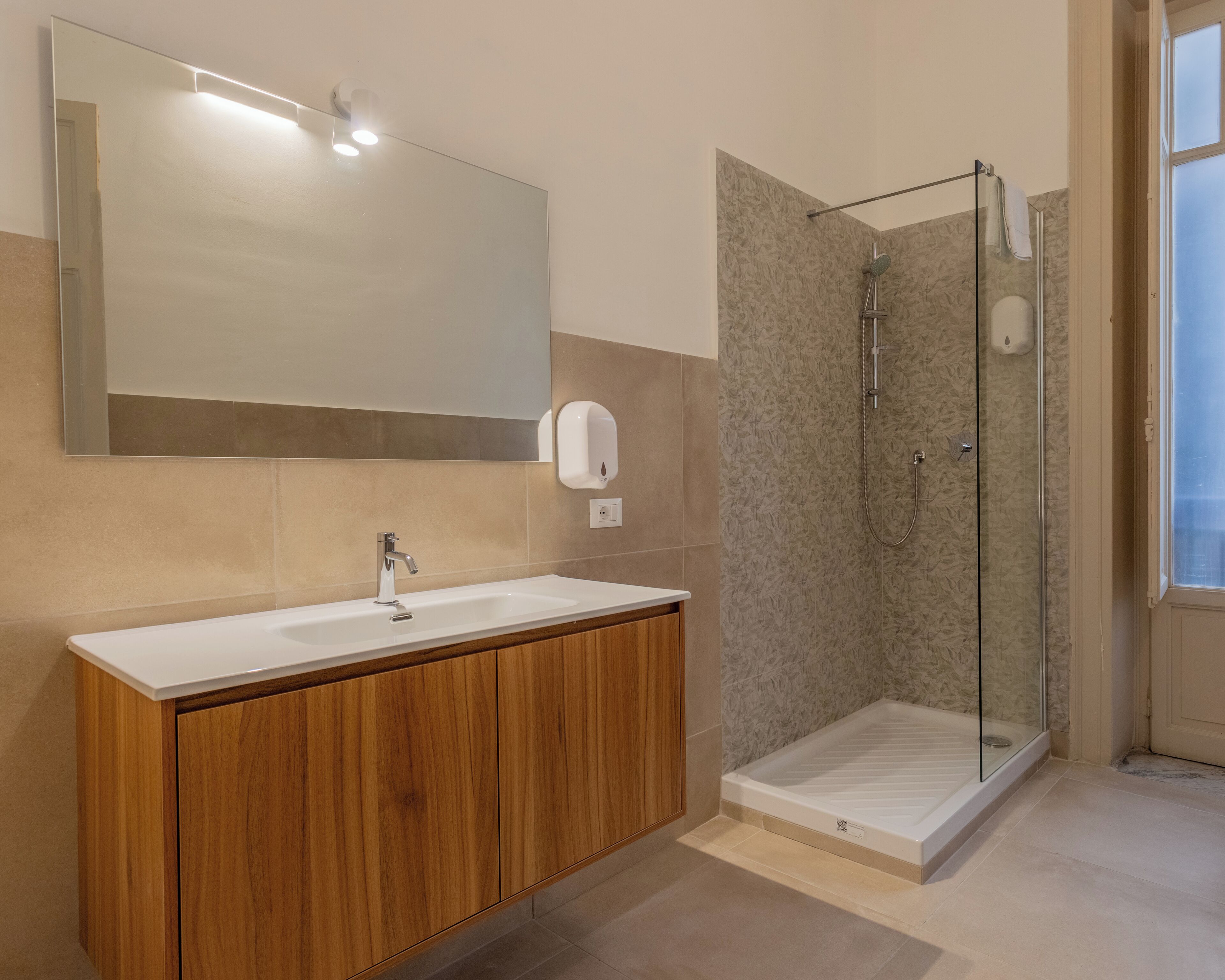 패밀리 쿼드룸 | 욕실 | 헤어드라이어, 타월, 비누, 샴푸