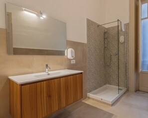 Family Quadruple Room | Bathroom | Hair dryer, towels, soap, shampoo - EXPA  (Palermo)